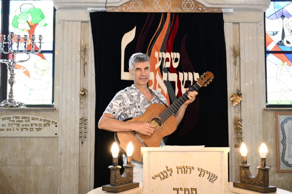 נגן גיטרה לבר מצווה