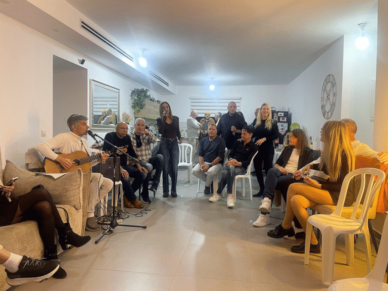 שירה בציבור לאירועים פרטיים | נגן גיטרה ומנחה – חגי רחביה